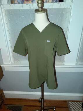 FIGS Chisec Three-Pocket Scrub Top Olive Green Men’s Size S